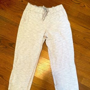 LuluLemon white On the fly Jogger’s